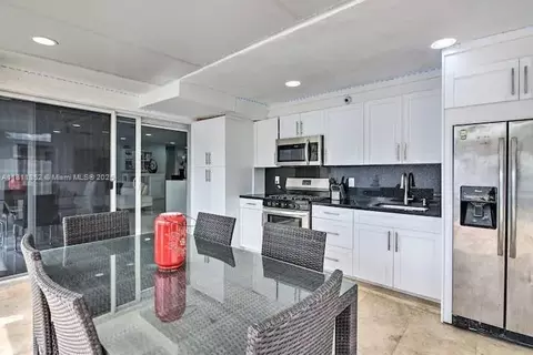 Kitchen - 8031 W 14th Ct, Hialeah, FL 33014 photo 2 of 4