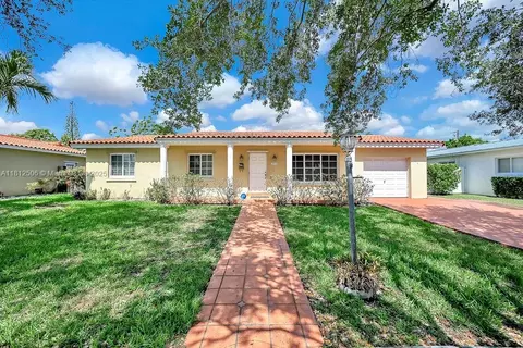 2032 SW 97th Ct, Miami, FL 33165