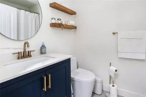 Bath - 17543 SW 142nd Ct, Miami, FL 33177 photo 2 of 4