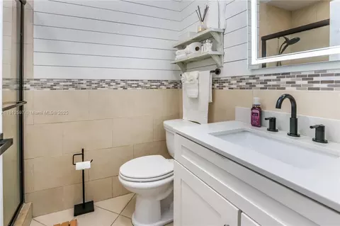 Bath - 17543 SW 142nd Ct, Miami, FL 33177 photo 3 of 4