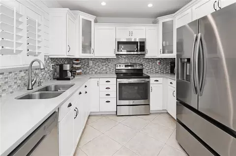Kitchen - 17543 SW 142nd Ct, Miami, FL 33177 photo 1 of 2