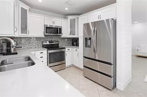 Kitchen - 17543 SW 142nd Ct, Miami, FL 33177 photo 2 of 2