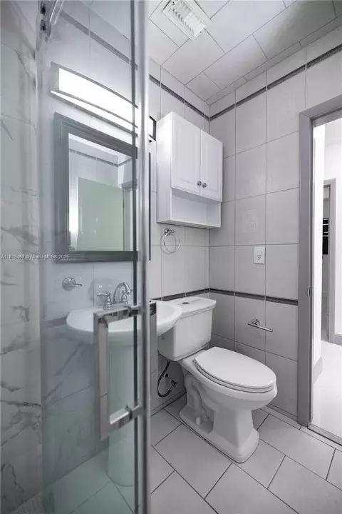 Bath - 5330 E 6th Ave, Hialeah, FL 33013 photo 4 of 4