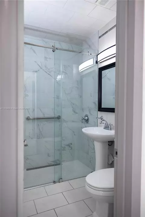 Bath - 5330 E 6th Ave, Hialeah, FL 33013 photo 3 of 4