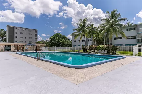 1000 Hillcrest Ct #212, Hollywood, FL 33021