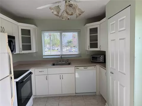 9721 Sunrise Lakes Blvd #101, Sunrise, FL 33322