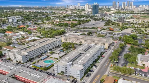 329 SE 3rd St #103R, Hallandale Beach, FL 33009