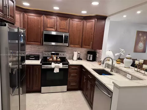 7100 NW 17th St #404, Plantation, FL 33313