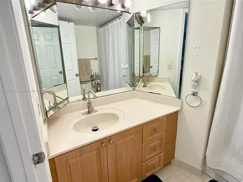 Bath - Undisclosed, Hialeah, FL 33015 photo 1 of 2