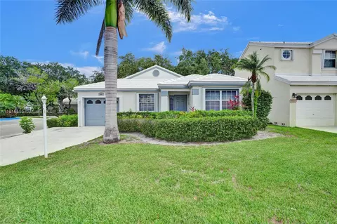 9601 NW 8th Cir, Plantation, FL 33324