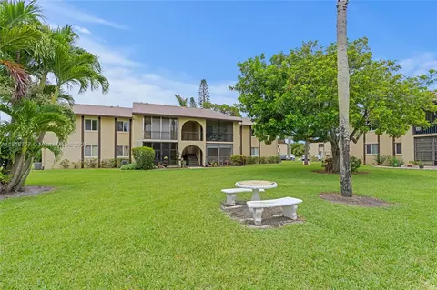 311 Pine Ridge Cir #C-2, Greenacres, FL 33463