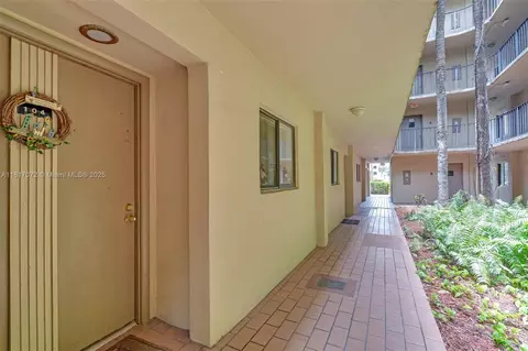 8635 NW 8th St #104, Miami, FL 33126