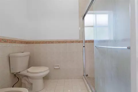 Bath - 7089 W 4th Ct, Hialeah, FL 33014 photo 2 of 2