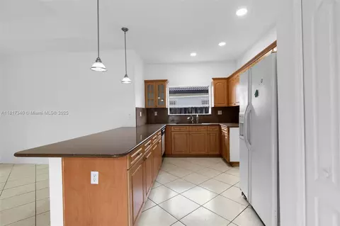 Kitchen - 7089 W 4th Ct, Hialeah, FL 33014 photo 2 of 3