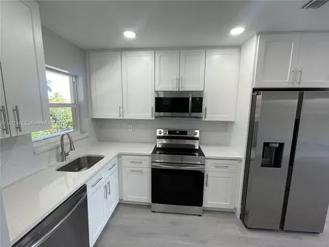 7960 N Sunrise Lakes Dr #304, Sunrise, FL 33322
