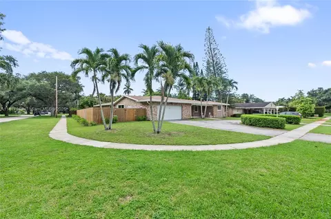 736 Ixora Ln, Plantation, FL 33317