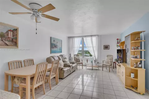 2899 Collins Ave #946, Miami Beach, FL 33140