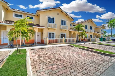 7472 NW 180th St, Hialeah, FL 33015