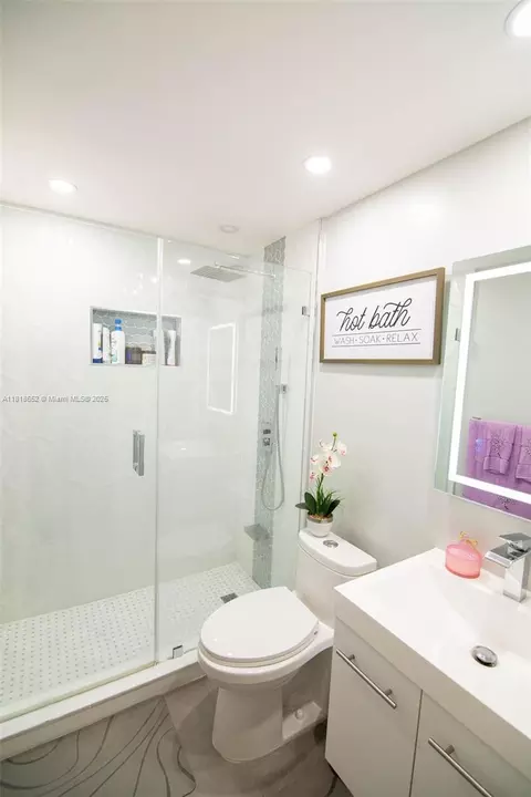 Bath - 380 E 35th St #2110, Hialeah, FL 33013 photo 1 of 1