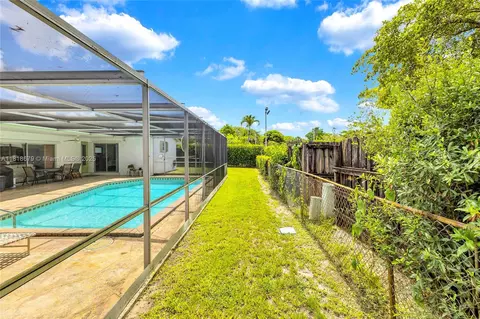 Exterior - 6736 Orchid Dr, Miami Lakes, FL 33014 photo 6 of 9
