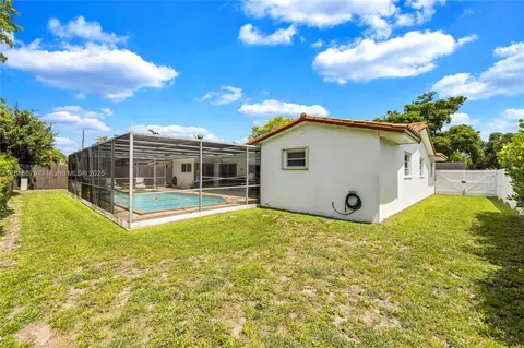 Exterior - 6736 Orchid Dr, Miami Lakes, FL 33014 photo 8 of 9