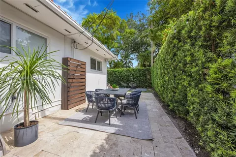 Exterior - 840 Algeria Ave, Coral Gables, FL 33134 photo 6 of 8