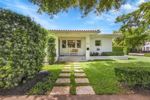 Exterior - 840 Algeria Ave, Coral Gables, FL 33134 photo 2 of 8