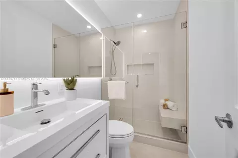 Bath - 840 Algeria Ave, Coral Gables, FL 33134 photo 2 of 2