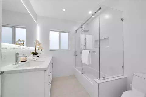 Bath - 840 Algeria Ave, Coral Gables, FL 33134 photo 1 of 2