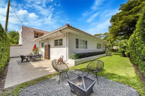 Exterior - 840 Algeria Ave, Coral Gables, FL 33134 photo 3 of 8