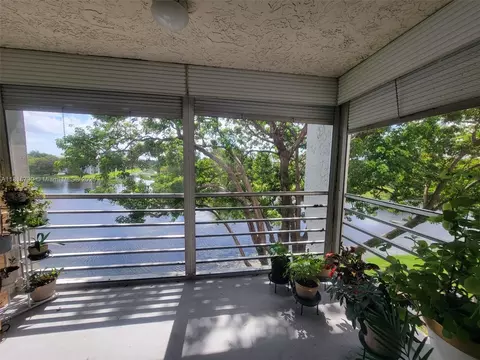 9235 Lagoon Pl #403, Davie, FL 33324
