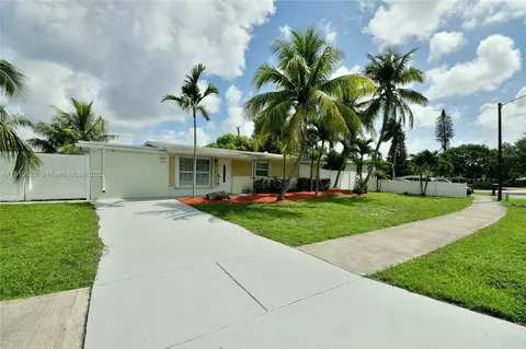 5815 S Farragut Dr, Hollywood, FL 33021