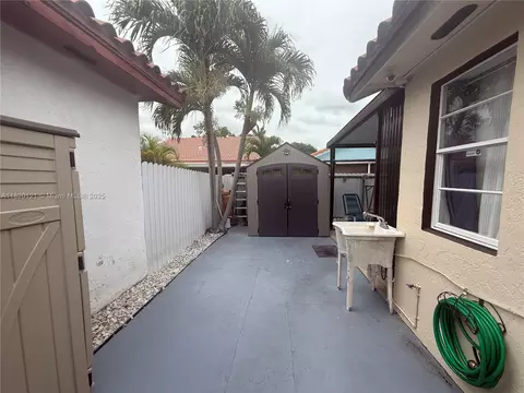 2413 W 73rd Pl, Hialeah, FL 33016 photo 42