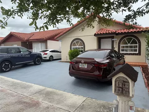 2413 W 73rd Pl, Hialeah, FL 33016 photo 4