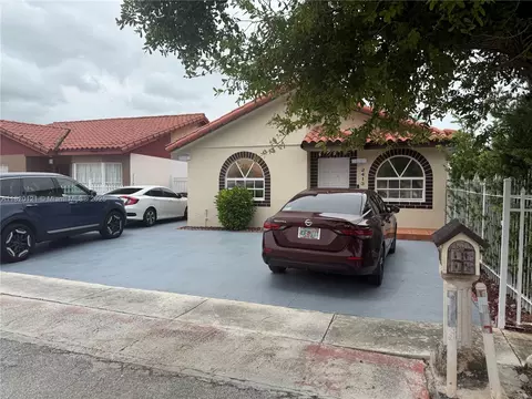 2413 W 73rd Pl, Hialeah, FL 33016 photo 3