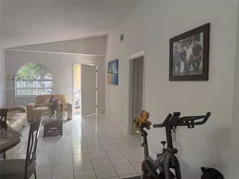 2413 W 73rd Pl, Hialeah, FL 33016 photo 9