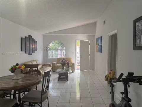 2413 W 73rd Pl, Hialeah, FL 33016 photo 8
