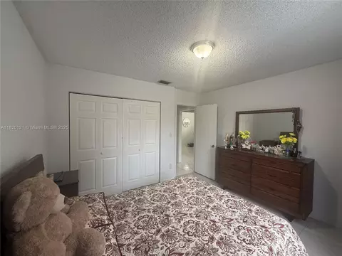 2413 W 73rd Pl, Hialeah, FL 33016 photo 16