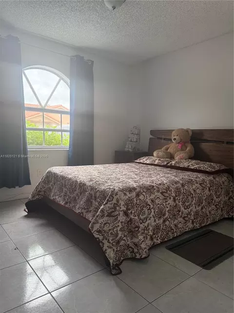 2413 W 73rd Pl, Hialeah, FL 33016 photo 12