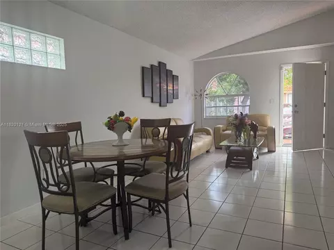 2413 W 73rd Pl, Hialeah, FL 33016 photo 7