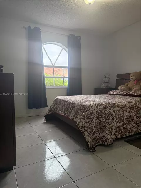 2413 W 73rd Pl, Hialeah, FL 33016 photo 13