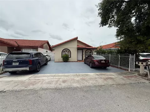 2413 W 73rd Pl, Hialeah, FL 33016