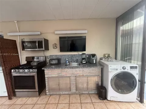 2413 W 73rd Pl, Hialeah, FL 33016 photo 60