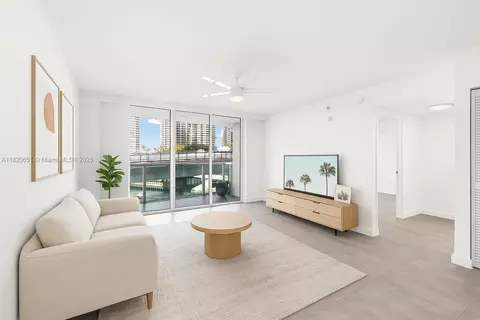 31 SE 5th St #707, Miami, FL 33131