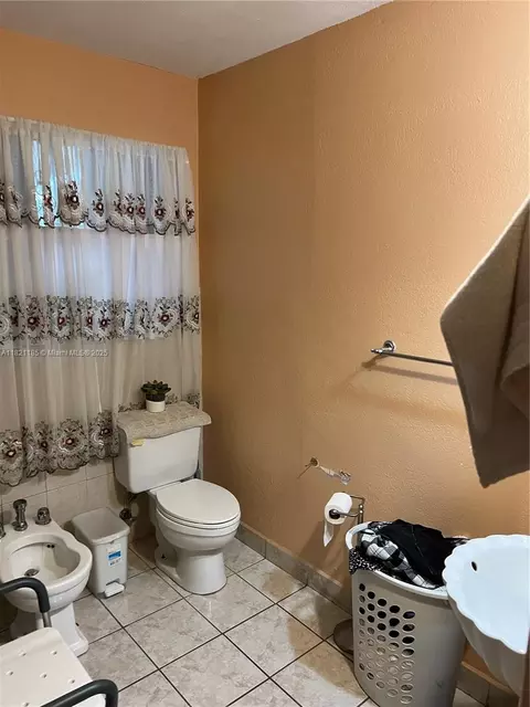 Bath - 509 W 16 St, Hialeah, FL 33010 photo 1 of 3