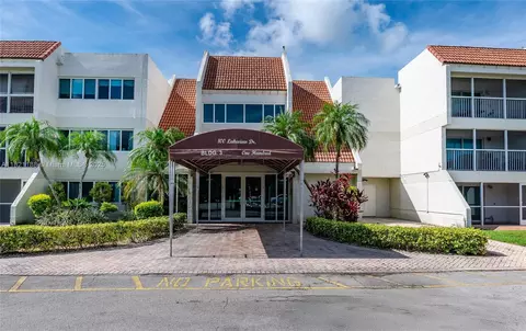 100 Lakeview Dr #317, Weston, FL 33326