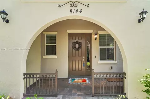 8144 Cascada Isles Dr, Hollywood, FL 33024