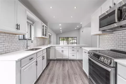 272 Fairway Cir #98, Weston, FL 33326