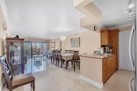 460 W Park Dr #104, Miami, FL 33172