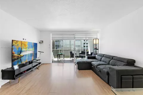 1660 NE 191st St #206-1, Miami, FL 33179